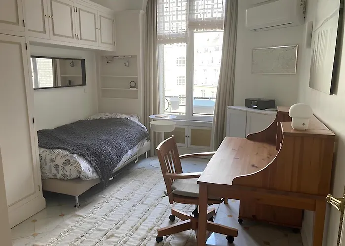 Champs-elysees/arc De Triomphe Apartment