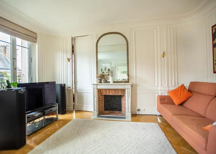 Champs-elysees/arc De Triomphe Apartment